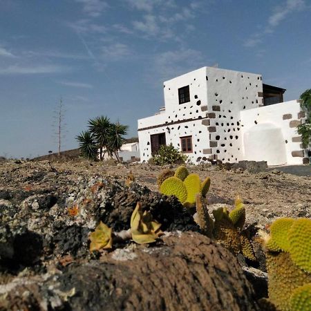 Lanzarote Casa Volcanica-Anclada Sobre La Lava Del Volcan Montana Blanca Exterior foto