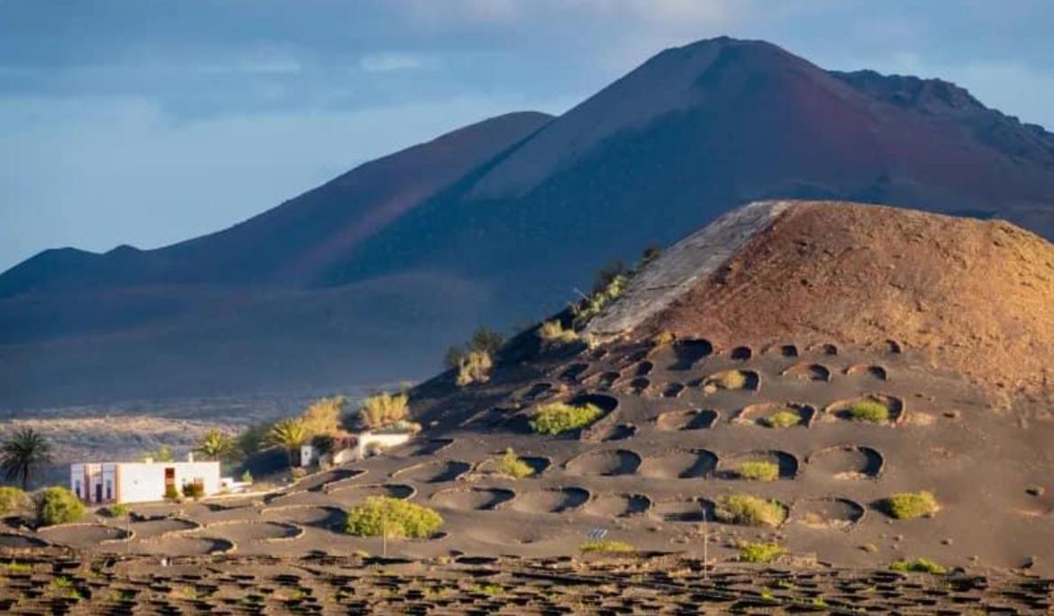 Lanzarote Casa Volcanica-Anclada Sobre La Lava Del Volcan Montana Blanca Exterior foto